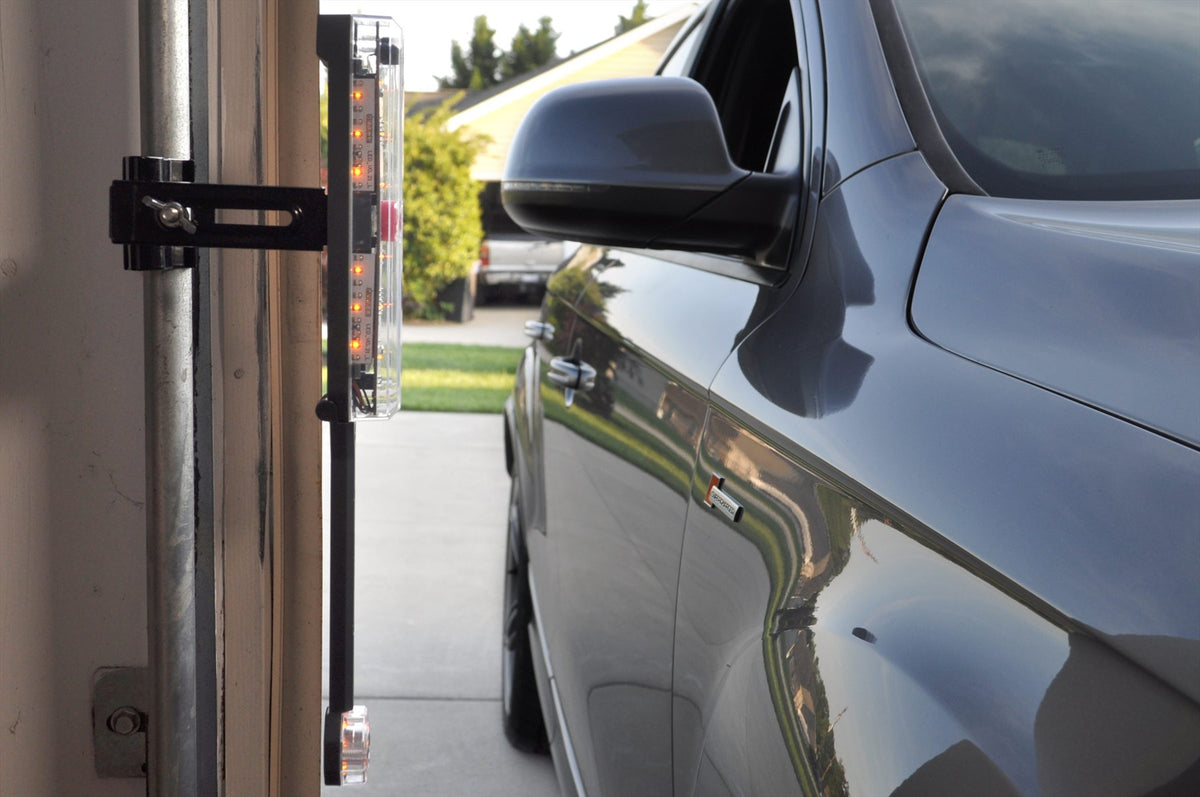 Side parking sensor protecting a vehicle mirror at the garage opening